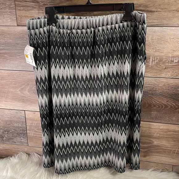 SAG HARBOR Ladies Elastic Waist Above Knee Chevron Print Skirt Black Size Medium - Picture 2 of 7